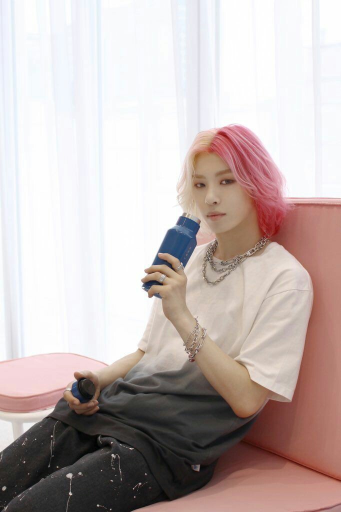 Eu gostaria de apresentar a você, Jo Mingyu.Nome artístico: Hwi.Tem 19 anos e faz parte de um grupo chamado Newkidd.  @jflo_newkidd o twitter oficial do grupo #hwi  #NewKiddAre7  #Newkidd  #jomingyu