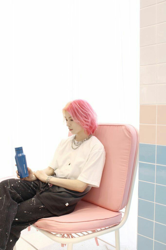 Eu gostaria de apresentar a você, Jo Mingyu.Nome artístico: Hwi.Tem 19 anos e faz parte de um grupo chamado Newkidd.  @jflo_newkidd o twitter oficial do grupo #hwi  #NewKiddAre7  #Newkidd  #jomingyu