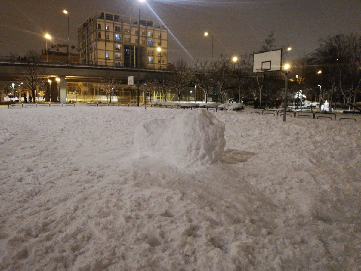 Basketfem's tweet photo. ¿Unas canastas?
#NievaEnMadrid #NieveenMadrid #Filemona #BorrascaFilomena https://t.co/rhcZw0zvgA
