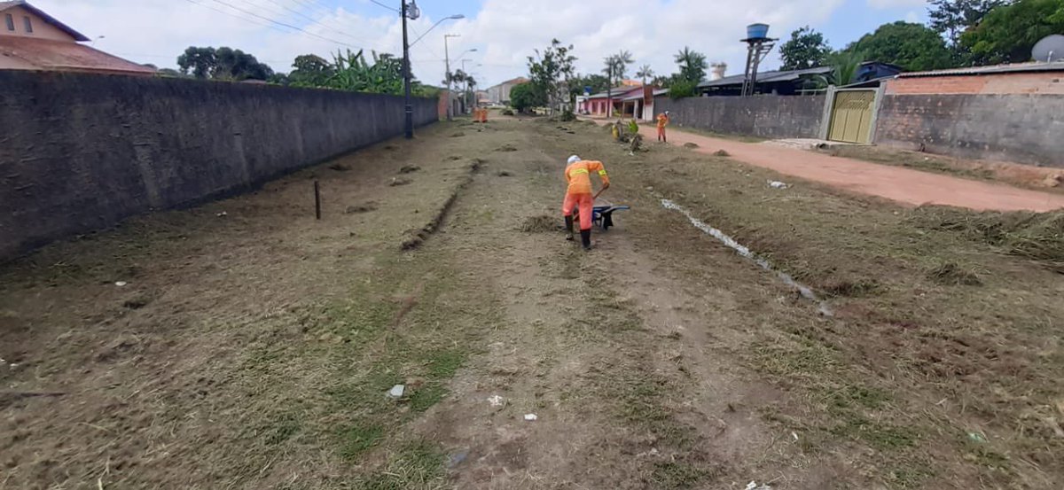 MaikennSouza's tweet photo. Começamos o ano a todo vapor!
No dia 04.01.20 ao assumir a Agência Regional do Outeiro já começamos uma semana intensa de trabalhos, em meio a tantas demandas, iniciamos uma ação de limpeza por alguns pontos do Distrito. Ao longo da semana realizamos a limpeza. #maikenn #arout https://t.co/XCN7CkpuhA
