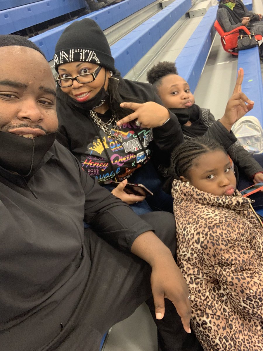 Coach_Joneal's tweet photo. I love my family #BasketballFamily #TeamOneal @onealmath https://t.co/03LEUbCu8M