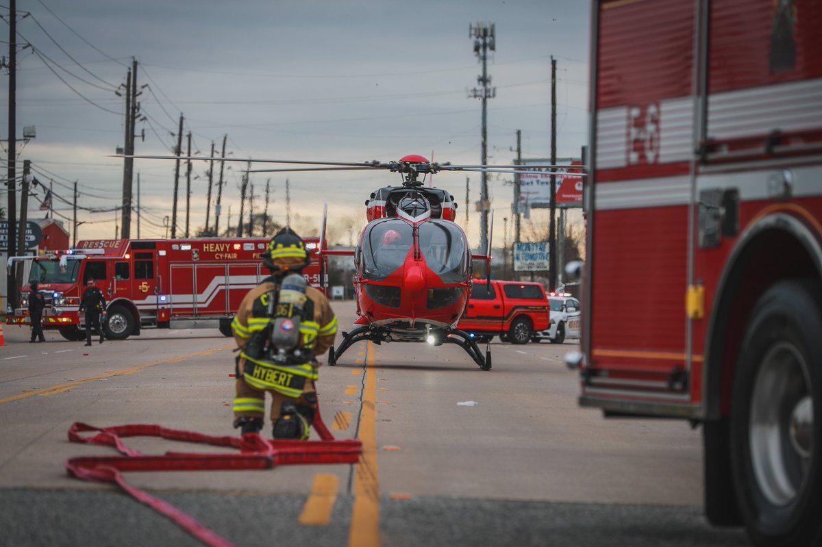 houstonairw's tweet photo. Some the top pictures this week #HoustonAir 🇺🇸
Life Flight @memorialhermann near @cyfairfd
369E @houstonpolice night patrol
#Army Chinook along I-10
#houwx 📸 #aviation https://t.co/OvmxI1NsTj