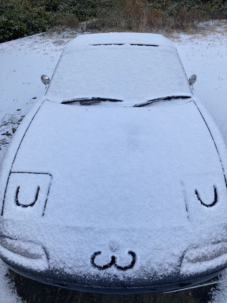 車のボンネットに積もった雪で作ったかわいい顔ｗｗｗ