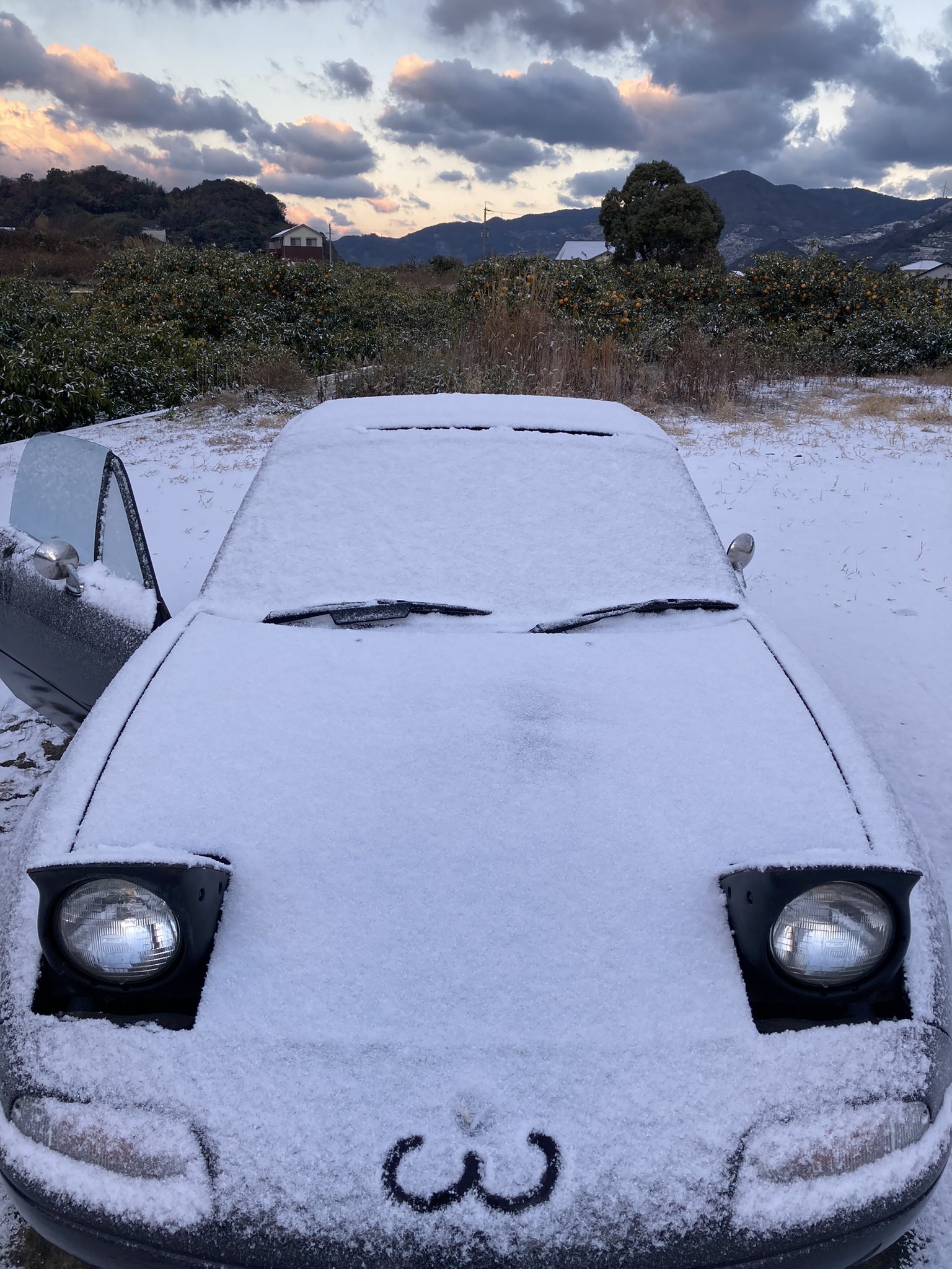 車のボンネットに積もった雪で作ったかわいい顔 話題の画像プラス 車のボンネットに積もった雪で作ったかわいい顔 話題の画像プラス