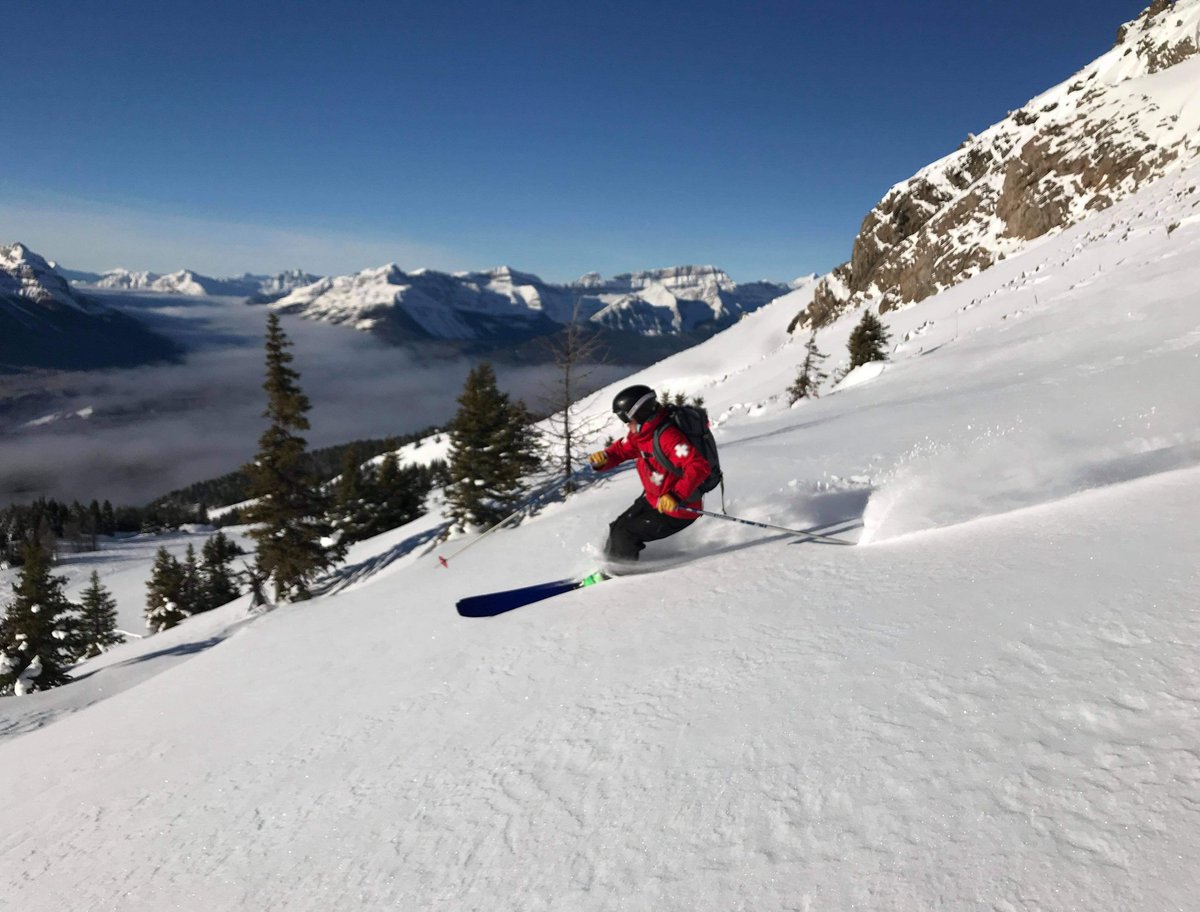 paradiseskis's tweet photo. Slick shot of a patroller demoing the #blueski at Lake Louise yesterday 🐦☀️ @SkiLouise  Industry pros get 20% off #paradiseskis! Slide into our DMs for your personalized discount code 🤙 https://t.co/oGzZ8Ngie4