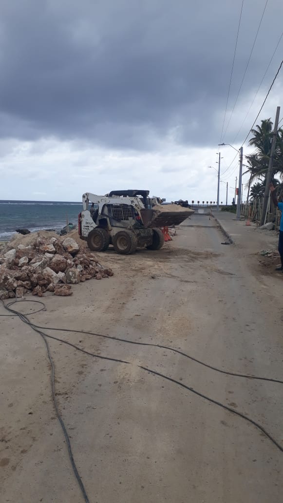 coralina_sai's tweet photo. Gracias a denuncia ciudadana, personal de #controlyvigilancia de CORALINA atendió caso de extracción de arena coralina del borde costero en #SoundBay para ser utilizado como relleno en obra vial. Se impuso medida preventiva en flagrancia y suspención inmediata de obra. https://t.co/KasXzyJ34Q