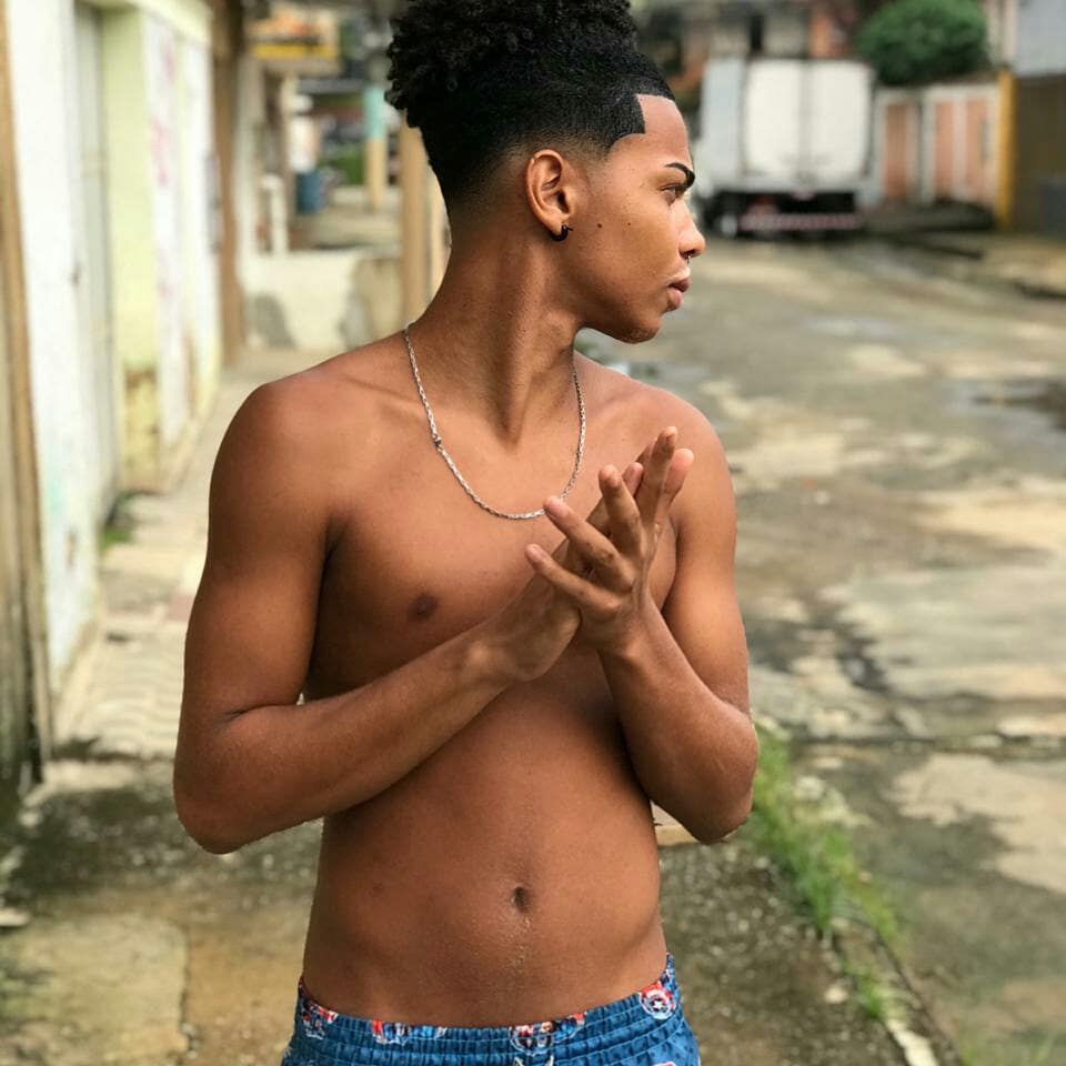 Joaozin_19's tweet photo. E agora o cabelo não cresce, tá sempre na bala... https://t.co/Ewu8WmIbyy