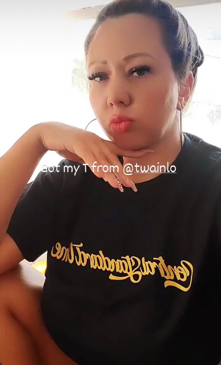 twainlo's tweet photo. The ravishing @MatessaDorman in the CST shirt
πππΆ
#CST #TWAIN #albummerch #centralstandardtime #merchandise #matessanicole https://t.co/KbfelV2ag1