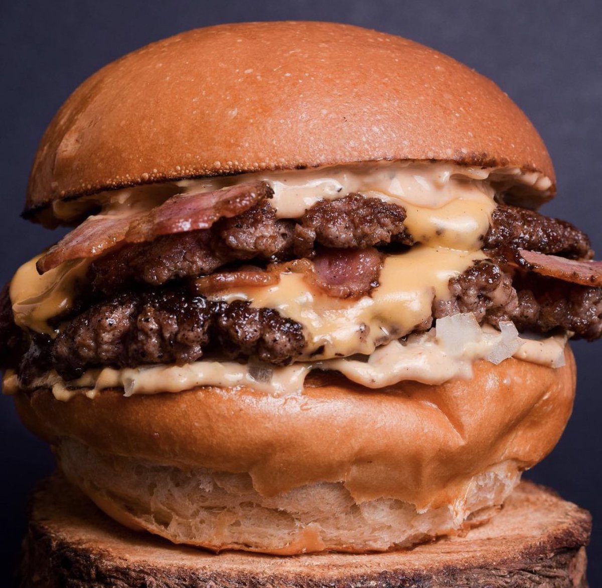 smashackve's tweet photo. ¿No les provoca una #Baconatic para hoy? Doble carne smashed, doble queso americano, triple tocineta ahumada, salsa smashack, cebolla finamente picada y un suave pan de papa.😏
Feliz fin de semana #SmashackAddicts, estamos preparados para tomar sus pedidos. 🧡 https://t.co/fjktdSEF4U