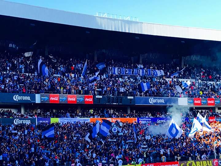 "El tipo puede cambiar de todo. De casa. De novia. De familia. De religión. Al tipo le pueden haber robado la ilusión más grande de su vida. Pero el tipo no puede cambiar la pasión por seguir al club de sus amores"

La pasión por #GallosBlancos no se negocia.