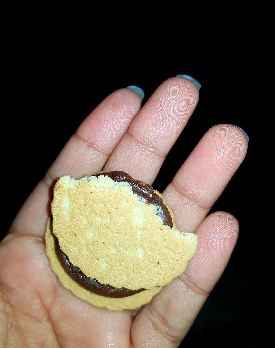 Joyce_CaH's tweet photo. Mis galletas favoritas y me salen con esto jajaja ¿dónde está la calidad de la empresa? Parece que un trabajador le dio una mordida y la puso ahí... chale
@Marinelamx 🥴 https://t.co/ItlmMPlIpD