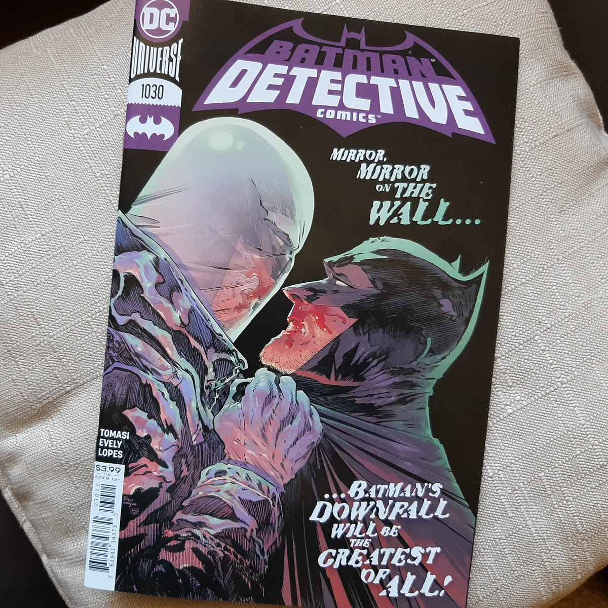 EmjayMj2's tweet photo. #DetectiveComics #Batman #Mirror #DC #DCComics #BilquisEvely #MatLopes #PeterJTomasi #GothamCity #Gotham #JusticeLeague https://t.co/k8ewDg4rzR