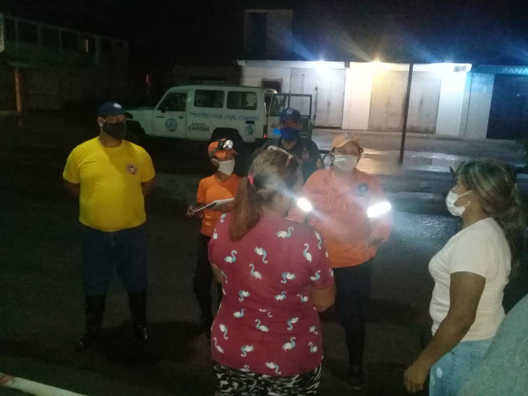 OviedoPSUV's tweet photo. #Ahora, el equipo de Gestión de Riesgo Caroní y Seguridad Ciudadana Municipal, se encuentra desplegado brindando atención en las zonas afectadas por las lluvias. https://t.co/p8mF2AclwL
