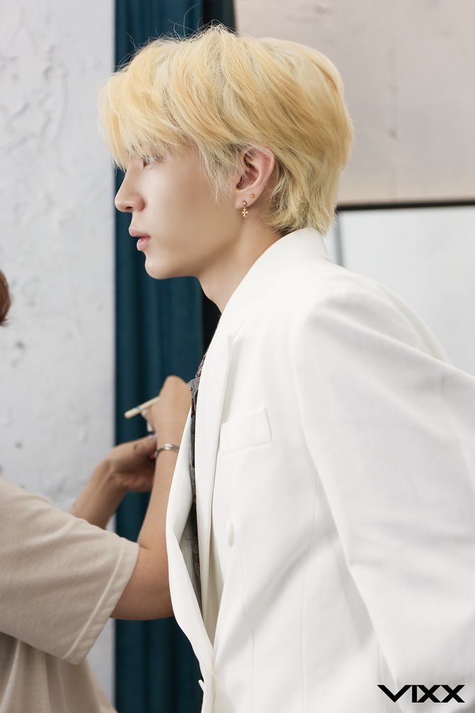 SSIN8150's tweet photo. D-242
오늘도 당신 생각했습니다
문득문득
목소리도 듣고 싶고
손도 잡아보고 싶어요
언제나 그대에게 가는 내 마음은
빛보다 더 빨라서
나는 잡지 못합니다
내 인생의 여정에
다홍꽃 향기를 열게 해 주신
당신
김용택 / 오늘도
#레오 #정택운 @JUNGTW_LEO
#MUSR https://t.co/NZcfJmIi5F