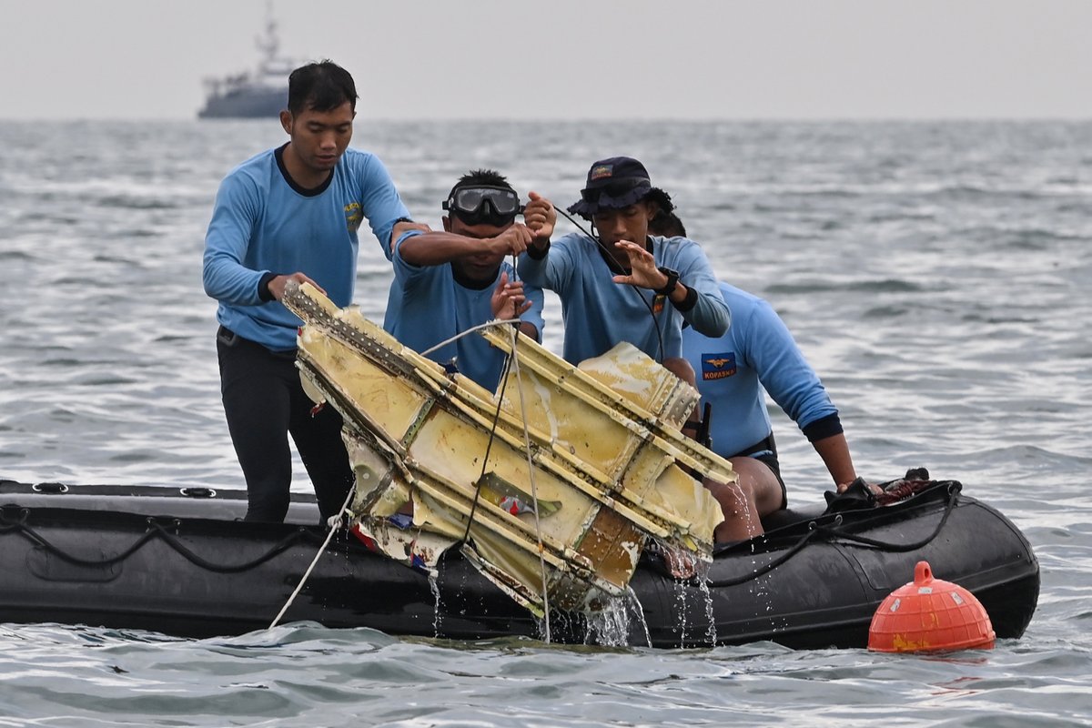 inquirerdotnet's tweet photo. LOOK: Indonesian Navy divers hold wreckage from Sriwijaya Air flight SJY182 during a search and rescue operation at sea near Lancang island on January 10, after the Boeing 737-500 crashed shortly after taking off from Jakarta airport on January 9. | 📷 Adek Berry/AFP https://t.co/IZcBp0bbIu