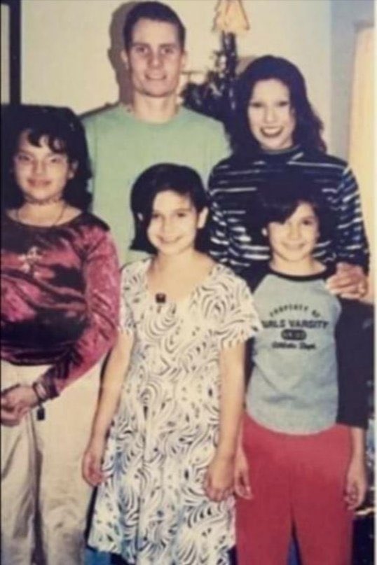 tbhjuststop_'s tweet photo. murder documentaries be like :

they were a happy family       until           
                                           they weren't https://t.co/MQWoKBzfNO