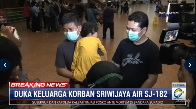 #BreakingNewsMetroTV Sejumlah keluarga dari para penumpang Sriwijaya AIR #SJ182 menanti kabar di Crisis Center Bandara Soetta. Seorang anggota keluarga menyatakan 5 orang keluarganya menjadi penumpang di pesawat itu. Streaming: metrotvnews.com #PrayForSJ182