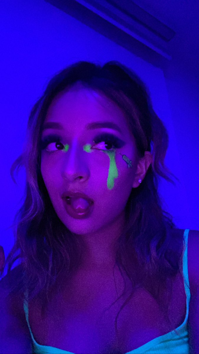 KR0NN0FANCY's tweet photo. Yo tengo tu antídoto 🧪💜 https://t.co/b8XF2xvlUz