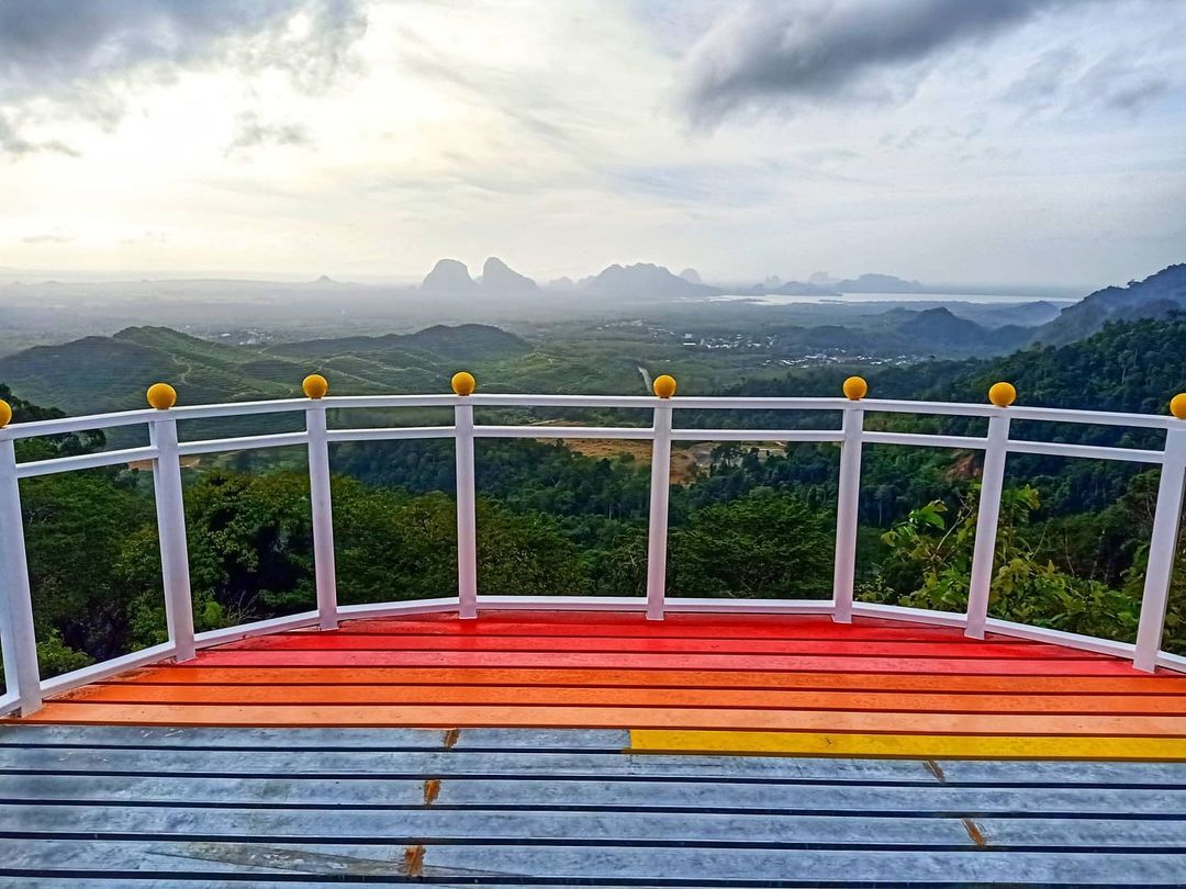PerlisPermai's tweet photo. 𝗦𝗔𝗟𝗔𝗠 𝗣𝗘𝗥𝗟𝗜𝗦

10 Januari 2021 | 26 Jamadilawal 1442H

Selamat Pagi | 📷 Port baru @ View Point Wang Kelian, Perlis

Kredit foto : Amirul Asmawi

#PerlisPermai💛💙 #SelamatPagi🌄 
#JomPiPerlis #WangKelian #Perlisku #Malaysia🇲🇾 https://t.co/DrVKo7c08G