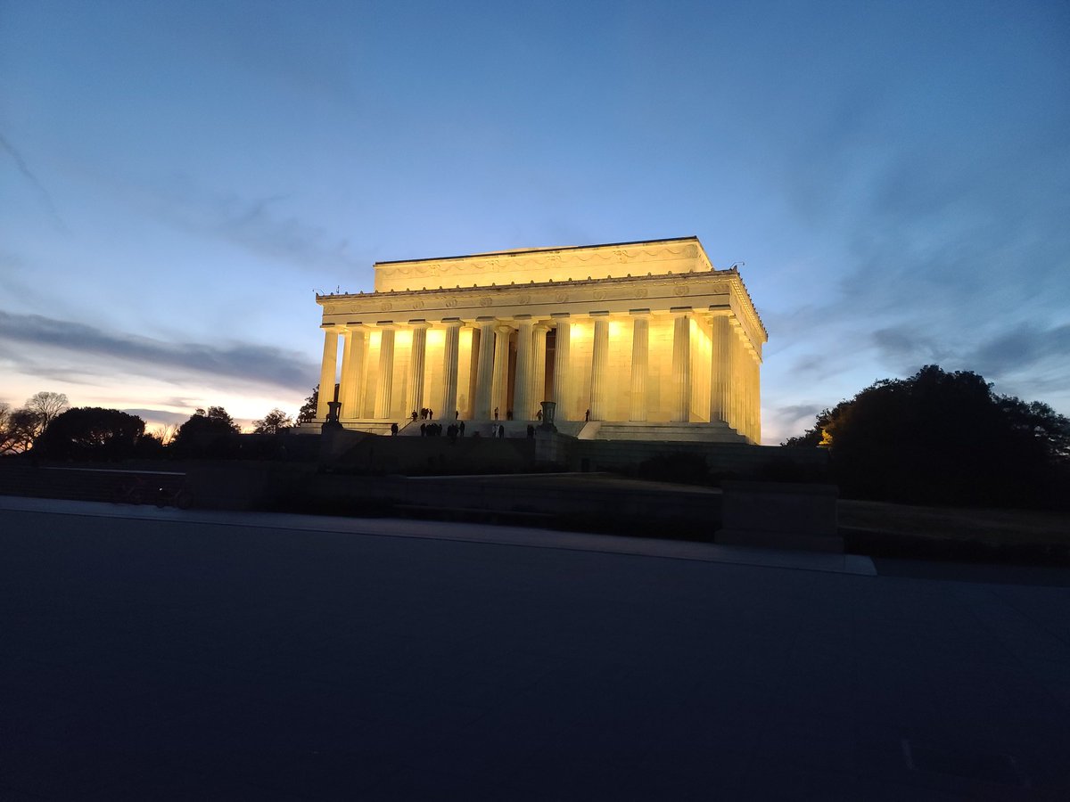Once gear was packed I talked to airbnb host and hung out for a bit while I finished last few things and figured out plans. I left after a group of journalists I was in contact with were making plans to head to Lincoln Memorial, which we finally made at dusk.135/