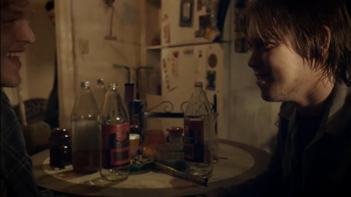 sxmlxv's tweet photo. literal no tiene mucho de especial esta escena pero es de las pocas en las que no me da coraje ver a otros milkovich aparte de mickey, encima iban a ayudar a mickey a matar a frank de la manera más cuidadosa ysi https://t.co/8fCCwI1Yvr