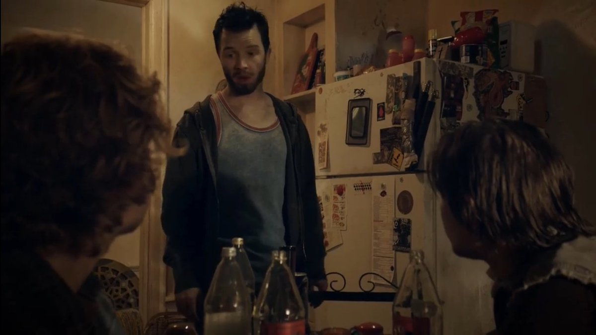 sxmlxv's tweet photo. literal no tiene mucho de especial esta escena pero es de las pocas en las que no me da coraje ver a otros milkovich aparte de mickey, encima iban a ayudar a mickey a matar a frank de la manera más cuidadosa ysi https://t.co/8fCCwI1Yvr
