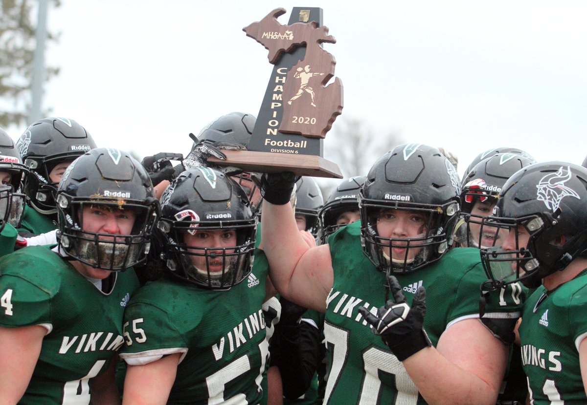 A boatload of photos from Saturday's historic football game in Grayling (includes some Negaunee photos as well). #TCRE
photos.record-eagle.com/Sports/Footbal…