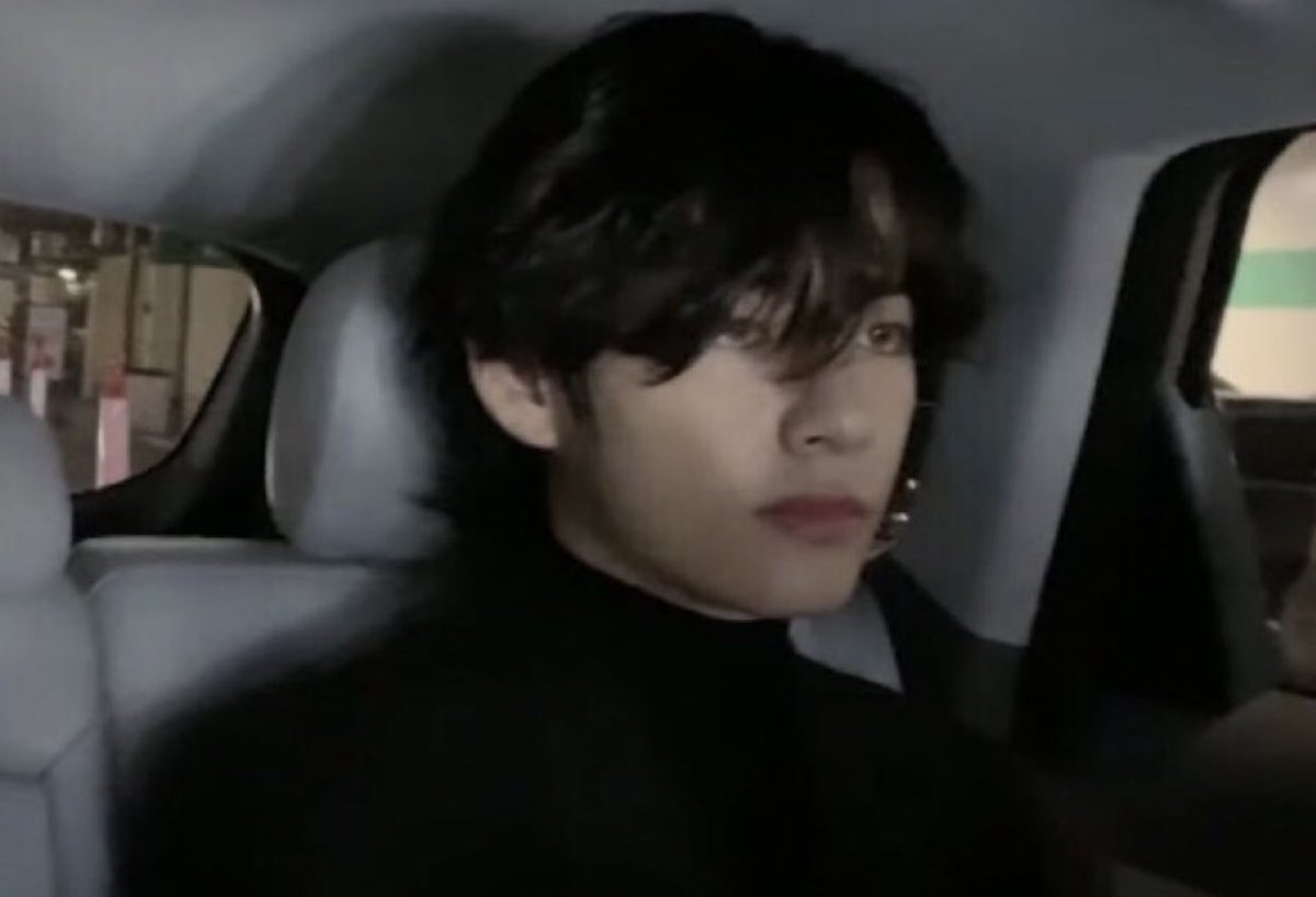 liltaemy's tweet photo. it physically pains me I can’t add kpop album photobooks to my goodreads goal https://t.co/PKfWaAydn8