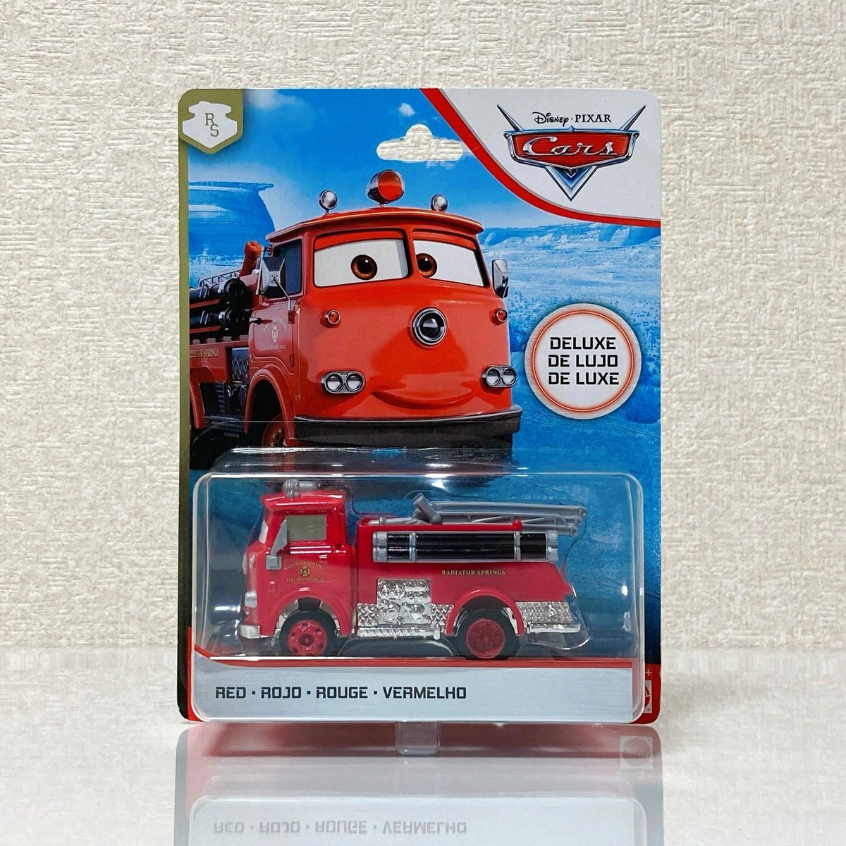 Hiro マテルの カーズ シリーズからおとなしく優しい消防車のレッド デラックス版だから実際のサイズ感のように他のみんなより大きめなのが嬉しい ハシゴは不可動 スタンレーとセットのも見かけたけど あっちはサイズが違うのかな こういう大きな