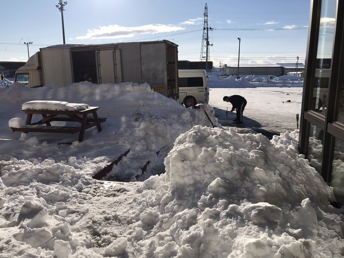 パンチ田原 Punchtahara 搬入口の雪かきからスタート ツルハシの使い方を先輩レスラーから後輩に伝授する世界唯一のプロレス団体 みちのくプロレス日常 パンチ田原 Punchtahara 搬入口の雪かきからスタート ツルハシの使い方を先輩レスラーから後輩に伝授する世界唯一のプロレス団体 みちのくプロレス日常