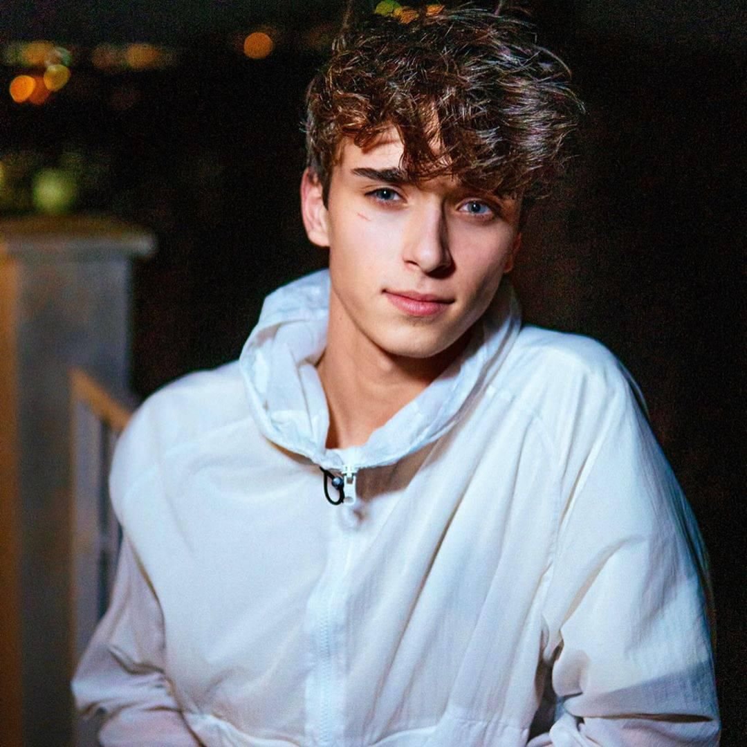 . @JoshRichards is one of the world's most famous TikTok stars. He has 23.9M fans on the platform.His goal? Be the first influencer billionaire.The crazy part? He's 18, but already on his way to accomplishing it.Thread 