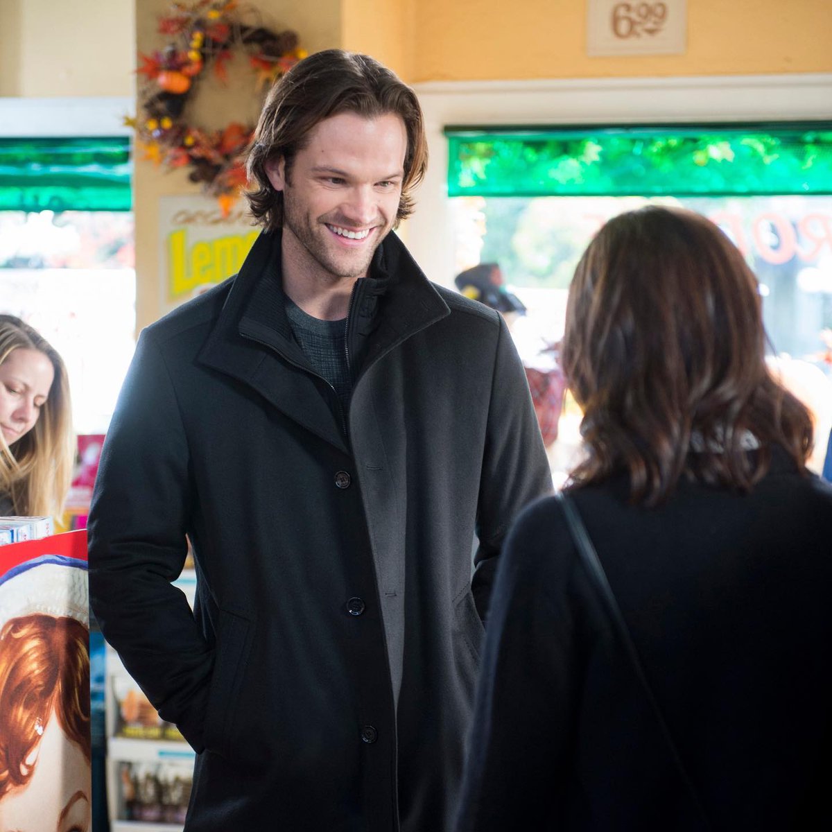 enews's tweet photo. Remember those four words at the end of #GilmoreGirls? Matt Czuchry revealed he knows 𝙬𝙝𝙤, so we thought it was a good a time as any to bring up the age-old debate: team Logan, Dean, or Jess? (📷: Netflix) https://t.co/6ltEdT4i6l