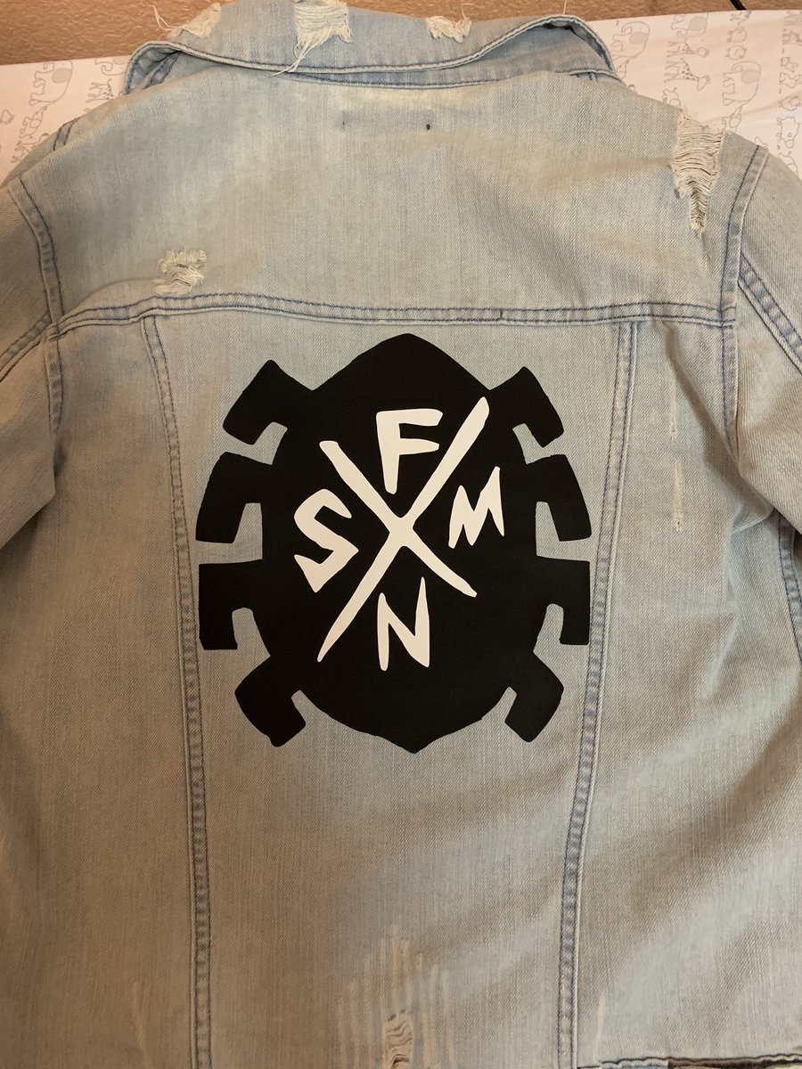 ScarletThwipper's tweet image. Having a cricut machine is amazing. Hope this guy makes it into the sequel-verse 
@philiplord @chrizmillr @pramsey342 @SpiderVerse #spiderpunk #spiderslayers