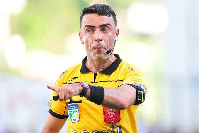 matheuscomunica's tweet image. Críticas a Nadine pelo comentário errado no Premiere não faltam.

Mas não vejo a mesma proporção de críticas ao árbitro Dyorgines José Padovani e ao VAR Igor Junio Benevenuto pelo escárnio ao anular o pênalti para o Sport.