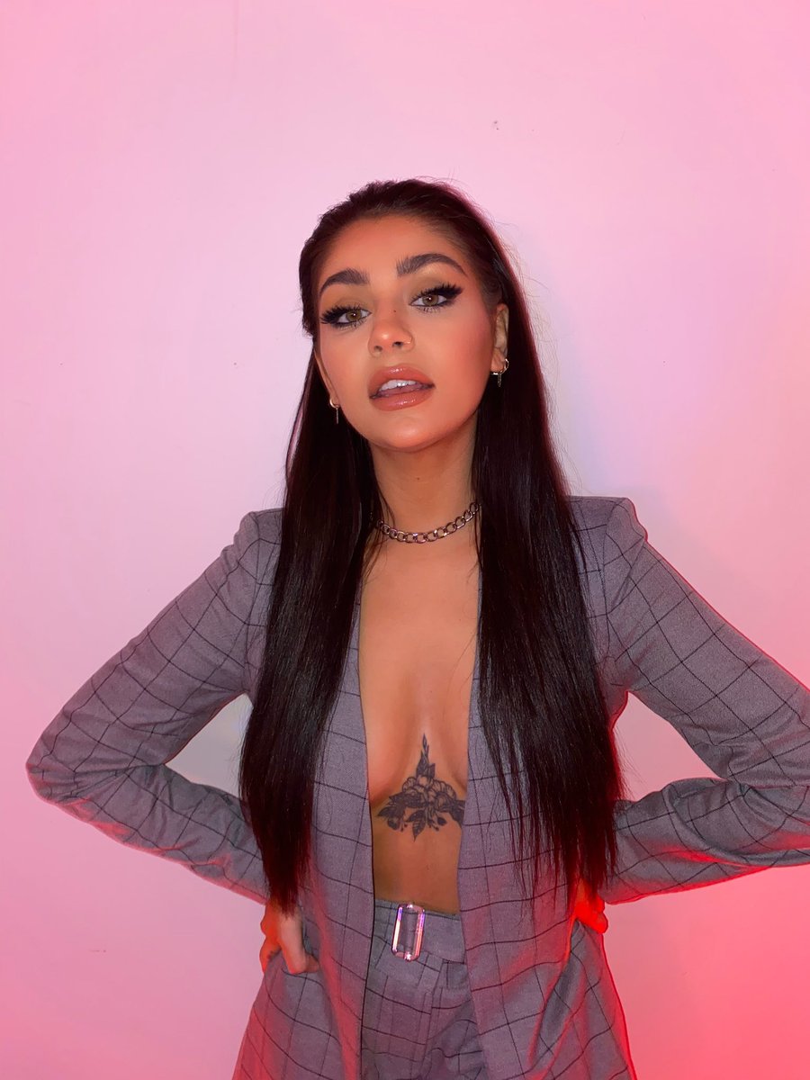 AndreaRussett's tweet photo. you rang? https://t.co/k44y0wf9HX