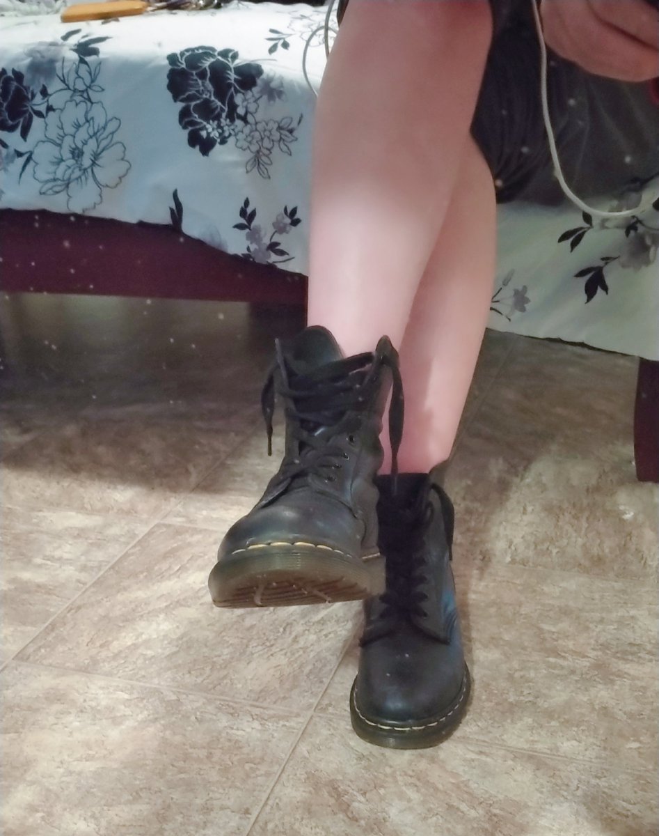 bbysass_'s tweet photo. You like my Doc's? You wish you had to yourself don't you? Well now you can!
I am letting these well worn boots go. You can bid on them.. the highest offer at 12 pm(cst) tonight gets them..
THIS IS PAYPAL ONLY!
INSTRUCTIONS BELOW ↓↓↓ https://t.co/Wszjdlmkdt