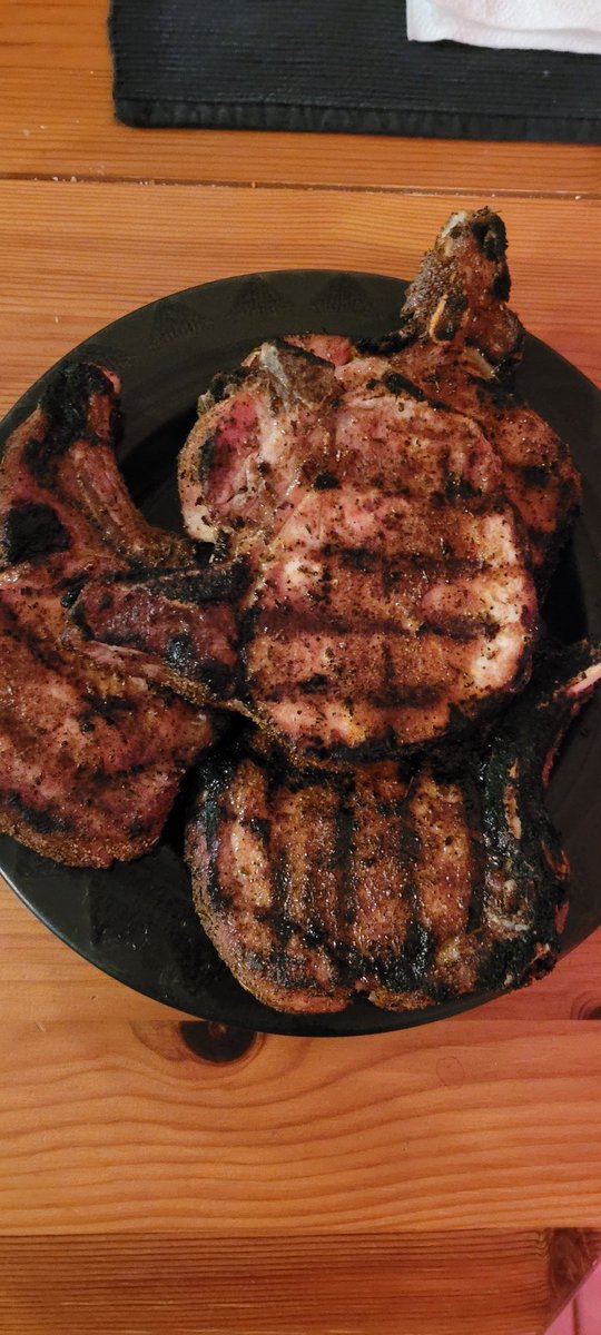 SansziePanzie's tweet photo. #saturdayeats @GDeLaurentiis @Giadzy #greenbeansalad with #pecorino #roastedsweetpotatoes @Emeril #rusticrub recipe #chops @MatanzasCreek #desvalado #cheers #perfectpair sweet, spicy and savory https://t.co/mUwYg6avQP