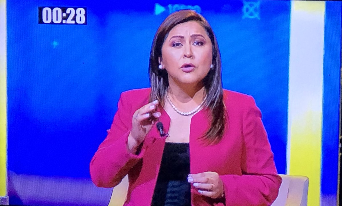 . <a href="/XimenaPena1/">Ximena Peña</a> destaca que la situación actual es emergente y exige soluciones emergentes como la Renta Básica Temporal para apoyar a las familias de forma inmediata, y pide a la banca asumir el compromiso de sacar adelante el país. #DebateEC #VuelveLaDignidad #VuelveLa35