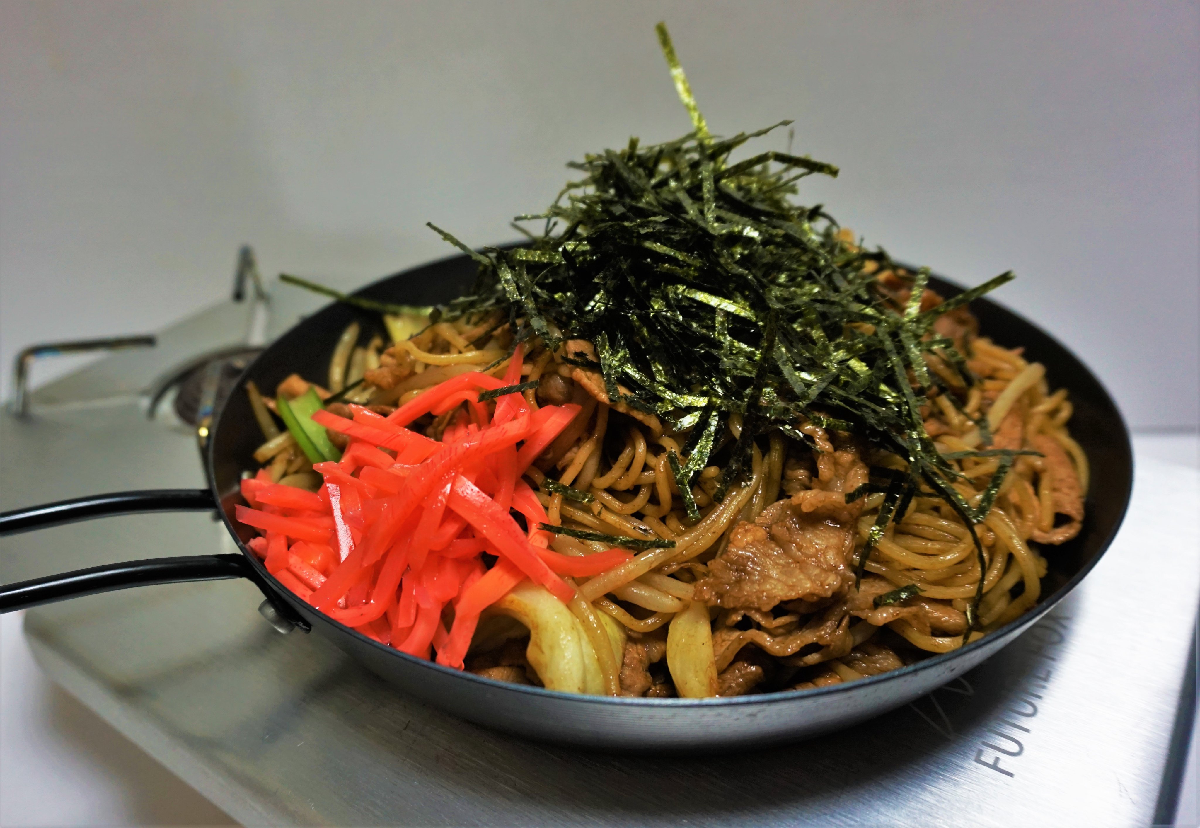 わさび マルちゃん焼きそば 超定番の3食入り焼きそば アレンジ豊富で手軽で美味しいニクいヤツ 寒波巣ごもり中の日曜日の昼食は アレンジ無しのノーマル焼きそばを賞味 スパイス強目で旨味の強いソース むっちり食感で細麺の焼きそばは 安定の旨さ