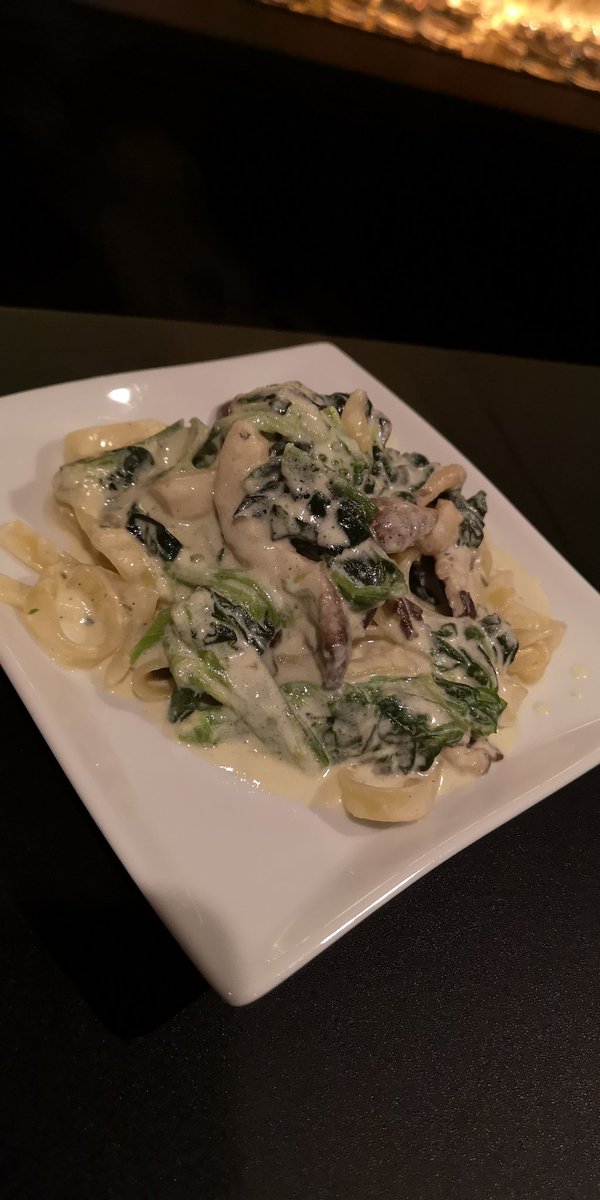 Bar Escape 試作も兼ねて 菜の花とキノコ ほうれん草のクリームパスタ 800円 土日は１階のパスタ屋さんがお休みなので 笑 菜の花 ほうれん草 キノコ クリームパスタ 新宿ランチ パスタ巻いてる 新宿三丁目