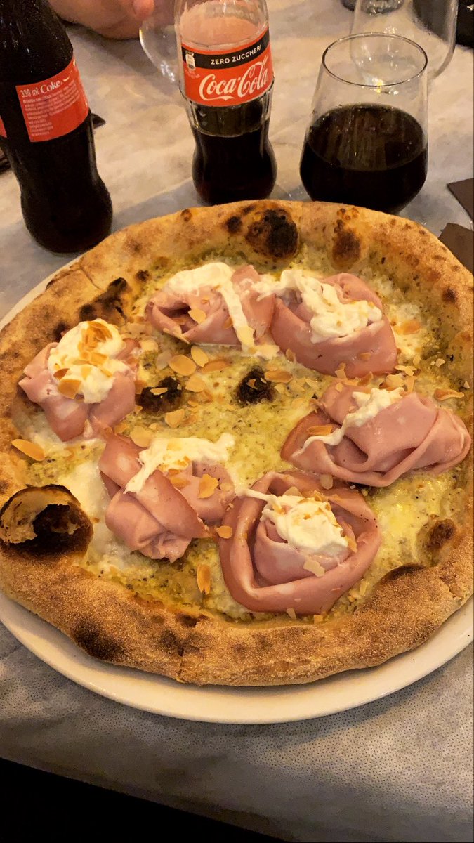mikideadd's tweet photo. ma mangiatevi sto ben di dio altro che sushi https://t.co/iCxR1YG5oN