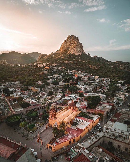 Pe&ntilde;a de Bernal es un pueblito colorido y acogedor en donde sus calles te envuelven de historia y tradiciones<a href="/tag/cholula"class="tags"><span>#cholula</span></a><a href="/tag/somosrotamundos"class="tags"><span>#somosrotamundos</span></a>