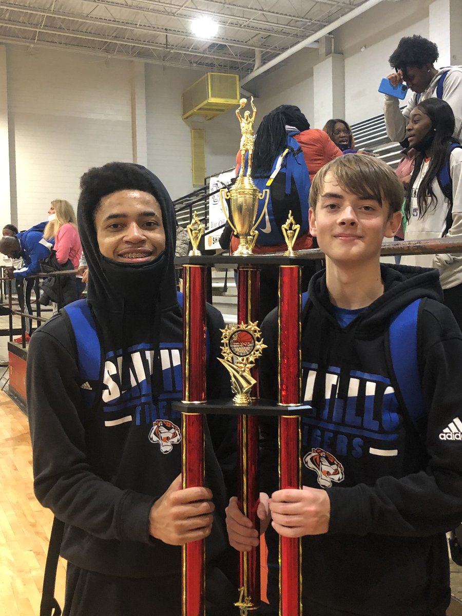 caseydye31's tweet photo. They did it as 8th graders and then again as Seniors...4th seeds to Champs! Proud of you both, Braxton &amp; Camp! #melodicB #letthearrowsfly 🏹 https://t.co/92XevBALBS