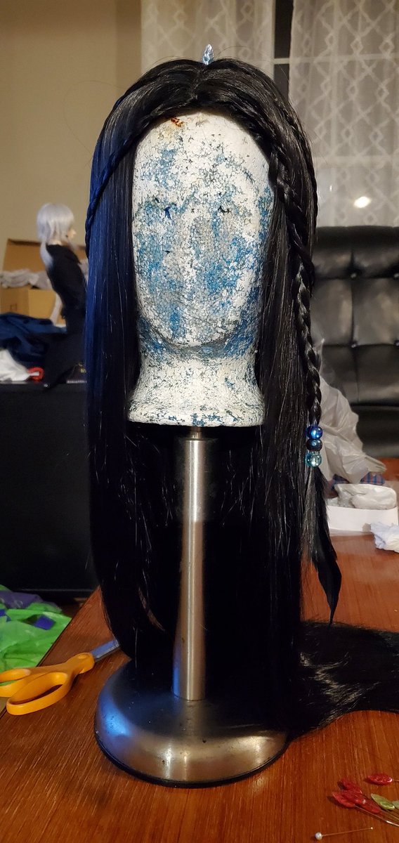 LunatiqueRose's tweet photo. Designed a wig for a client inspired by the Raven Queen from Critical Role. With few references, I played with braiding, adding blue and grey beads and feathers into the design. Do you think it might be too plain/need more?? @matthewmercer 

#CriticalRole
#wigcommissions https://t.co/sGRblxlxdP