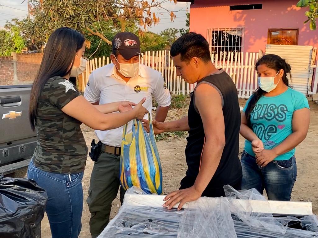 Larry_vite's tweet photo. NUEVO SANTA ROSA #Alborada2 #FamiliaSanchezMorales #Ayudas 🤝

Llegamos con el adecentamiento y relleno en el predio, ubicado en la Alborada II, donde se encontraba la vivienda de la familia Sánchez Morales, quienes perdieron todos sus enseres en un desafortunado incendio. https://t.co/DfiFYqGhRW