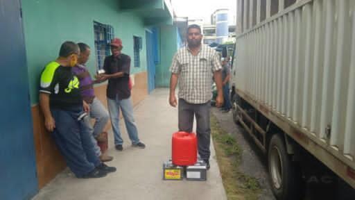 OficialMbsptv's tweet photo. Este #8Ene Transportistas de Valles del Tuy fueron beneficiados con baterías y aceites por parte de @FonturOficialve, siguiendo 
políticas del @MPPTransporte, el jefe de la cartera @HAbreuMRT en trabajo conjunto con el Gdor. @HectoRodriguez, 
Francisco Garces y @JorMujicaMBSPTV https://t.co/OHqlP311lN
