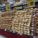 買い出しに来たら絶景が!焼きそばパンが山積みになっているw