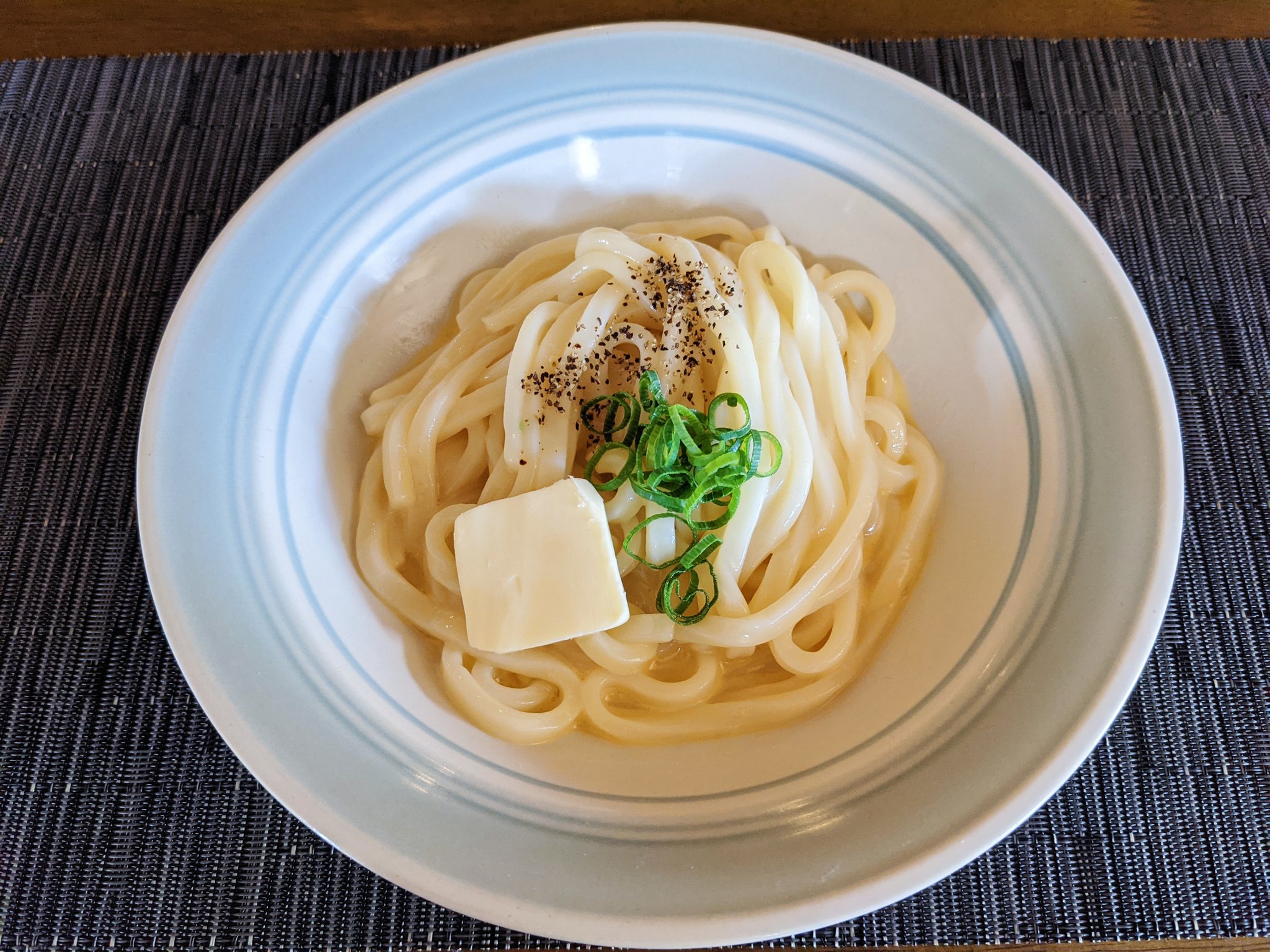 リュウジ 料理のおにいさんバズレシピ On Twitter 白だしとバターって最高に合う組み合わせだと思うのですが こいつでうどんを煮込んだところご機嫌なランチになりました バター煮込みうどん バターでベーコン炒め 白だしと水加えて冷凍うどん入れ数分煮込む