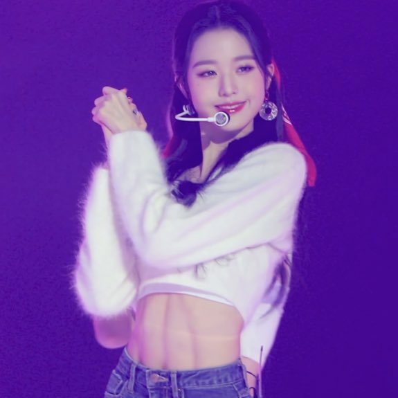 ลีดเดอร์ izone vs มักเน่ izone
Izone = สมาคมเพาะกาย 5555