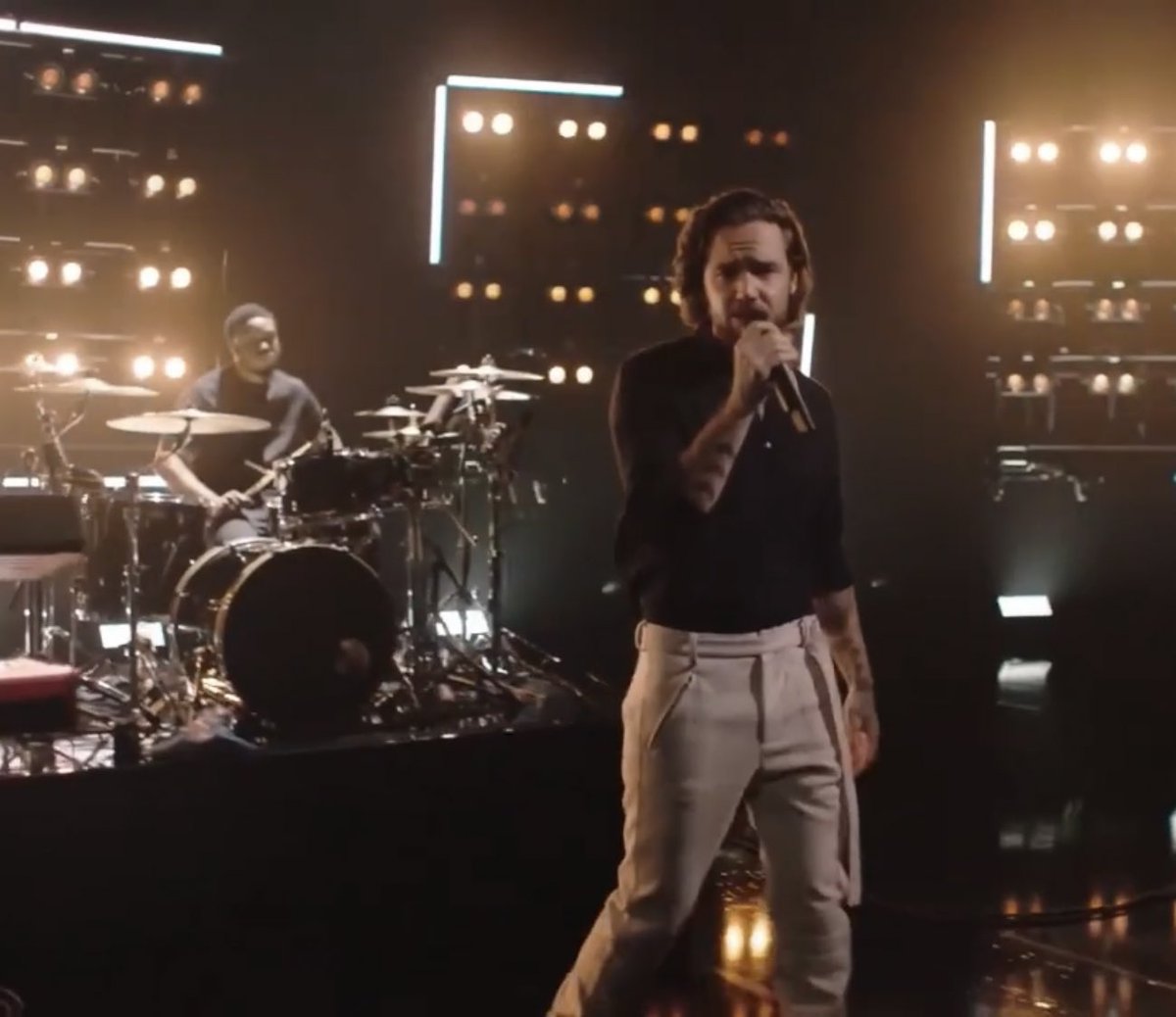 midiadaily1dbr's tweet photo. 📸 | @LiamPayne performando “18” no #LPTheFinalAct: https://t.co/WuQRvuH4NJ